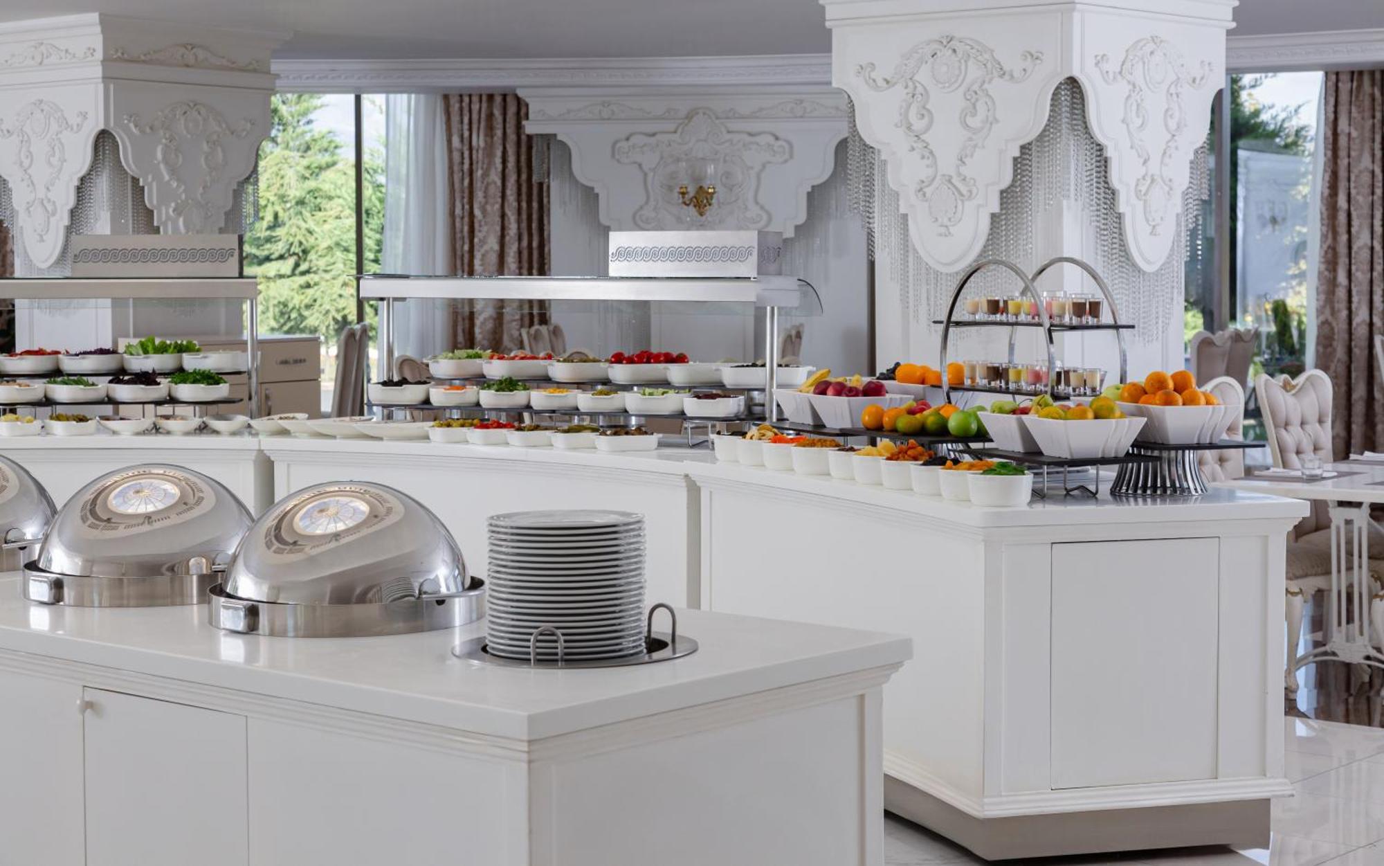 Shamakhi Palace Sharadil Seredil Exterior foto A buffet at a hotel