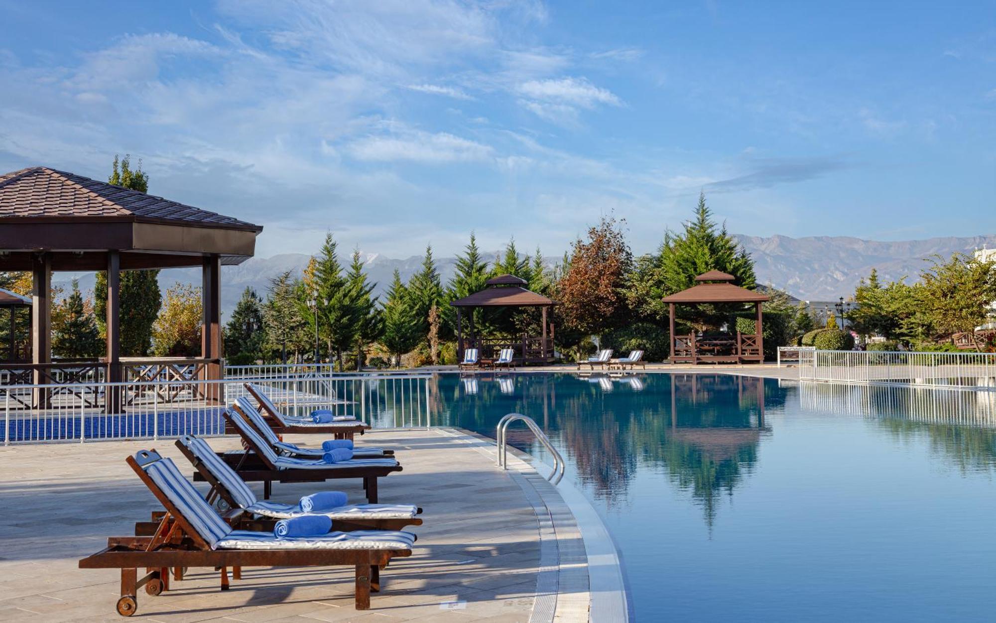 Shamakhi Palace Sharadil Seredil Exterior foto The swimming pool at the hotel