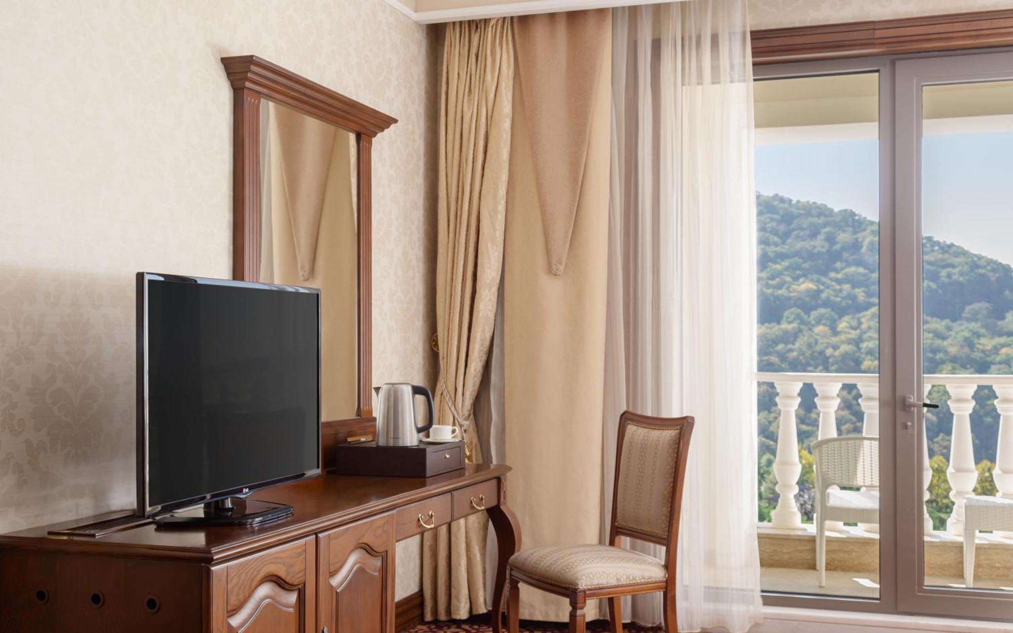 Shamakhi Palace Sharadil Seredil Exterior foto A television in a hotel room